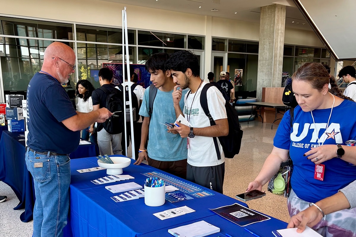 UTA students interacting with a tradeshow-style Mouser booth - opens in a new tab